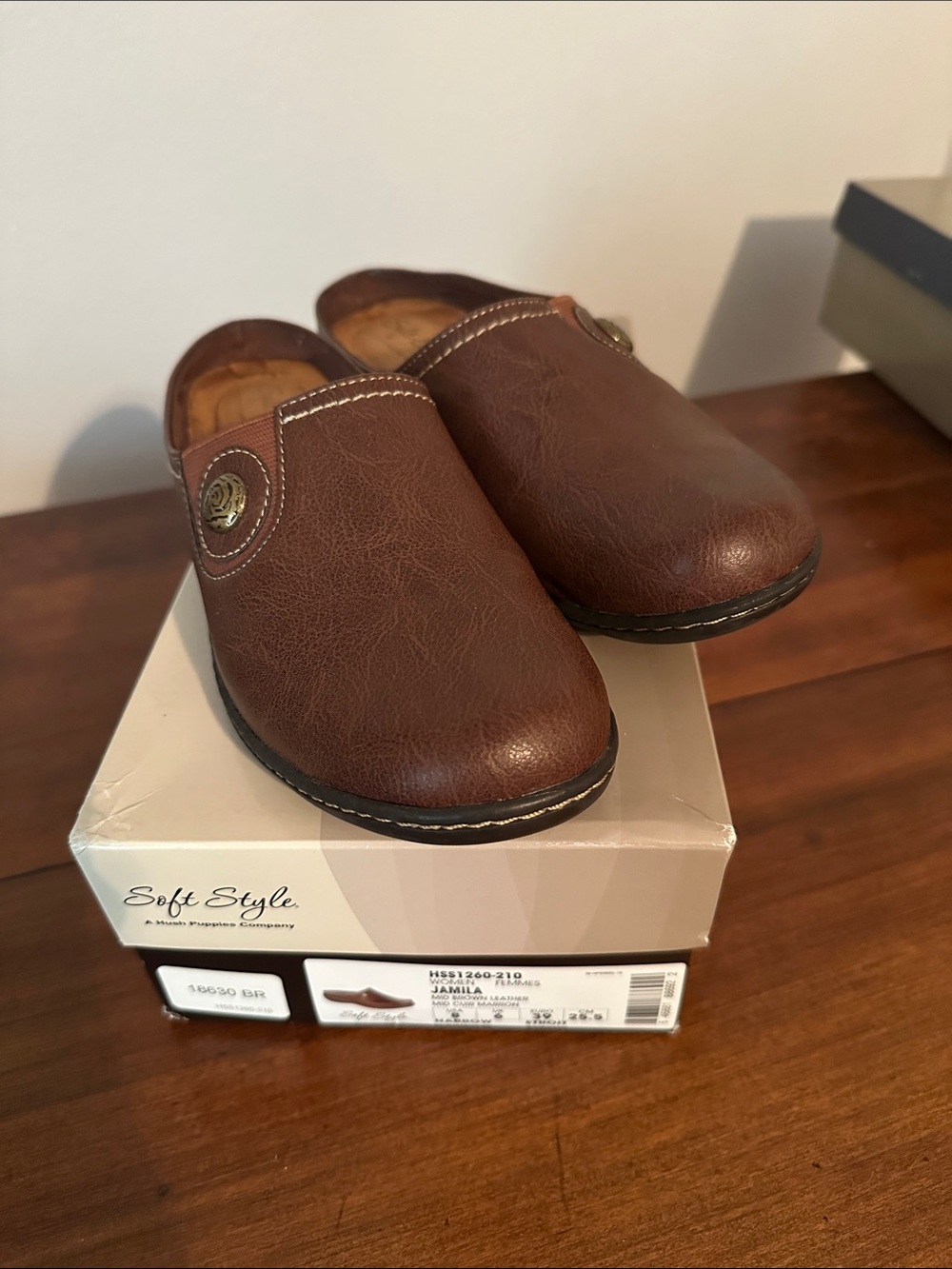 Soft Style women’s Slip-On Clog in Brown